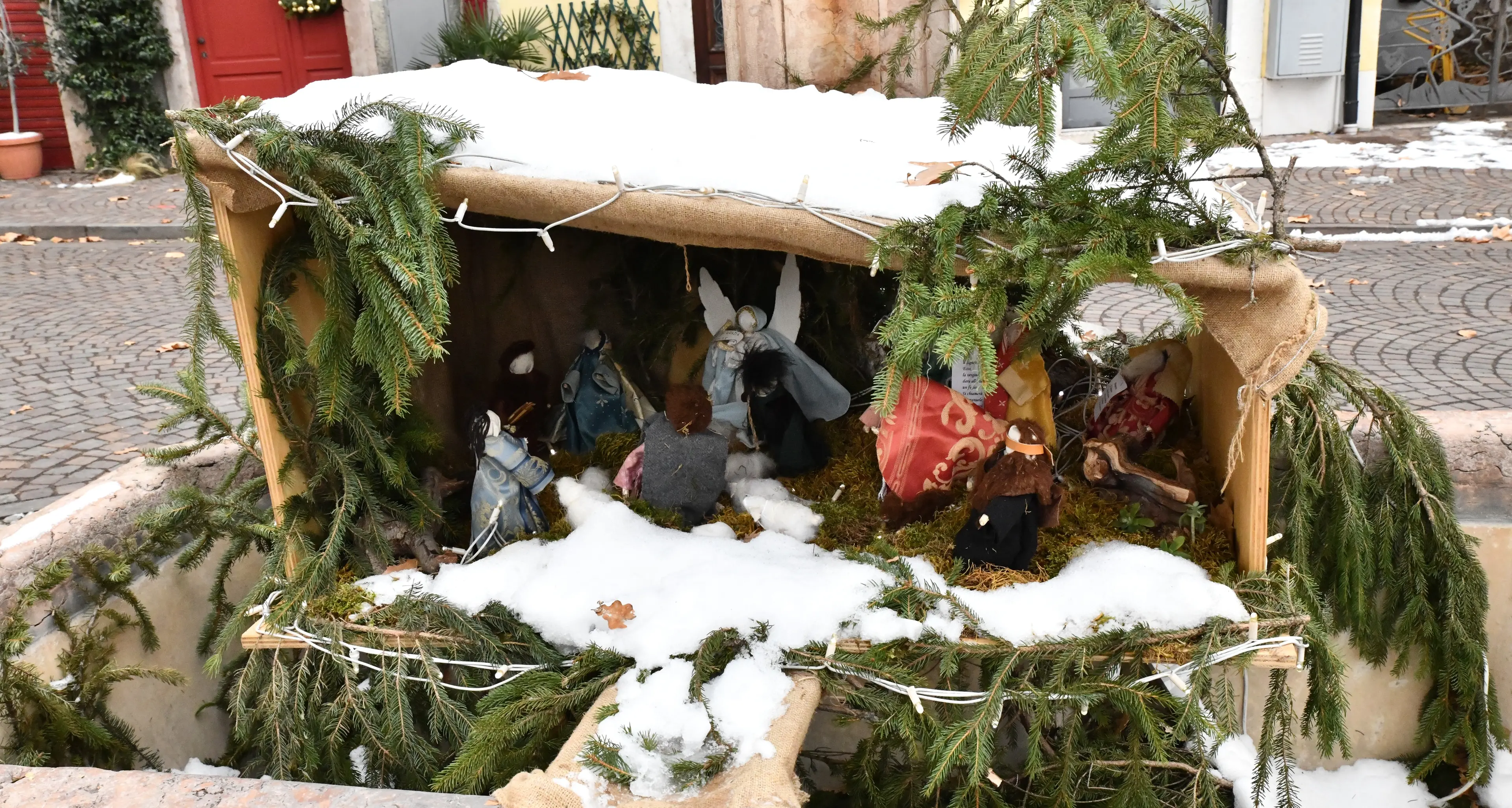 Presepi, a Piedicastello la Natività è nella fontana