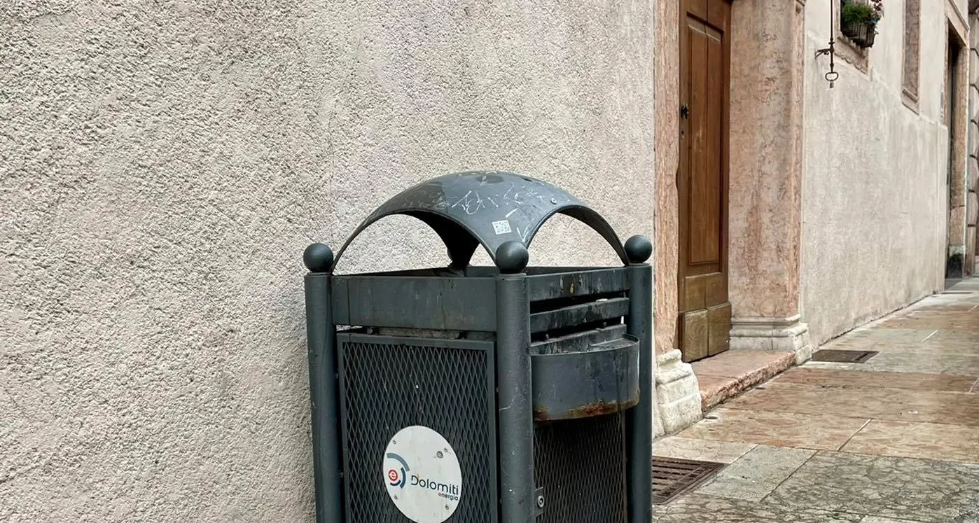 Trento, con la “zona arancione” aumentano i rifiuti nei cestini: ci sarà maggior controllo