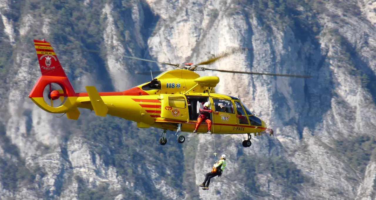 Perde l'appiglio durante la scalata e cade per 10 metri: arrampicatore ferito in Valle del Sarca