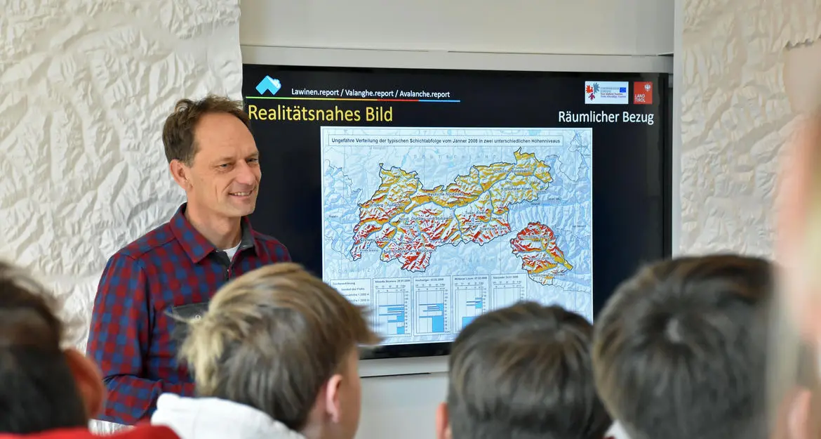 Studenti a lezione sulle valanghe all'Infopoint Euregio di Innsbruck