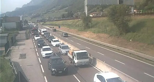Un'altra mattina di passione per gli automobilisti: code e rallentamenti sulla tangenziale di Trento