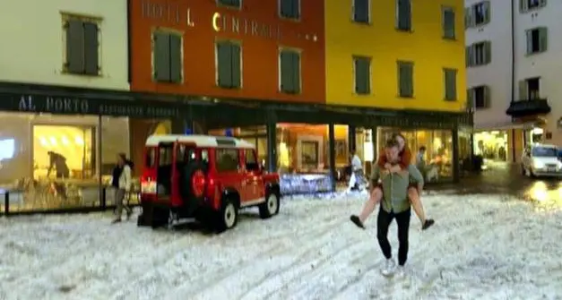 Nubifragio a Torbole: la piazza diventa un lago di grandine