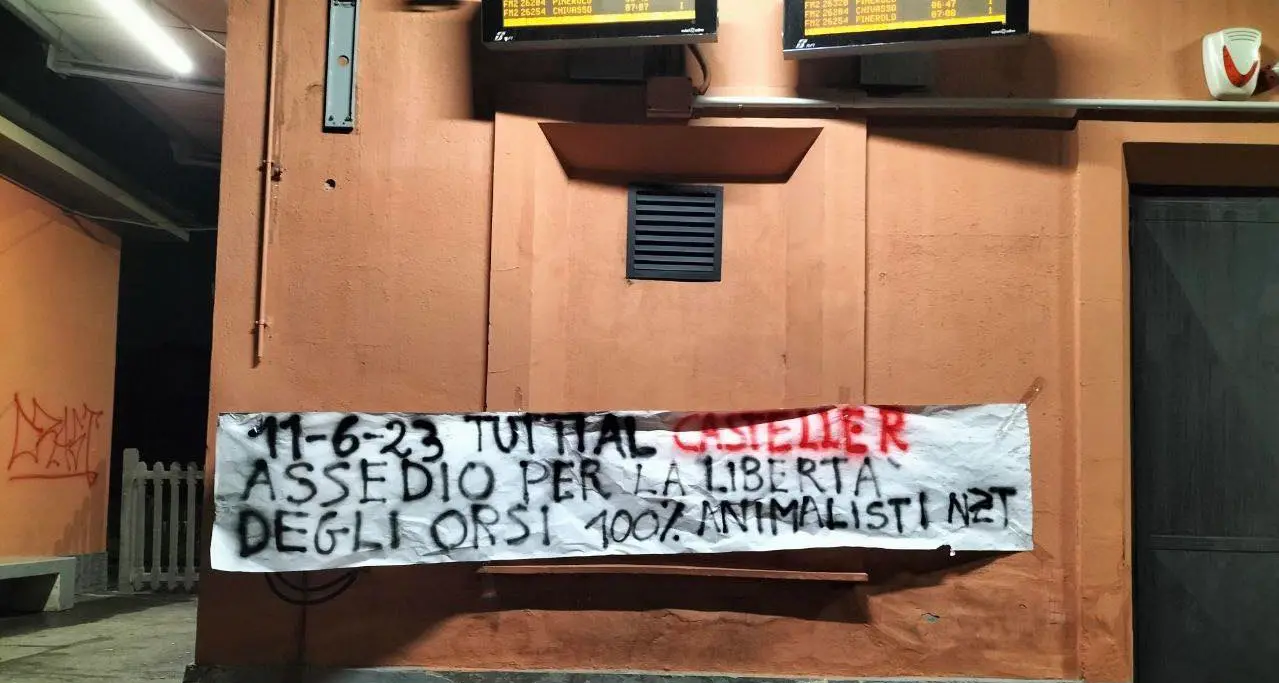 Striscione alla stazione di Torino per chiedere libertà per gli orsi