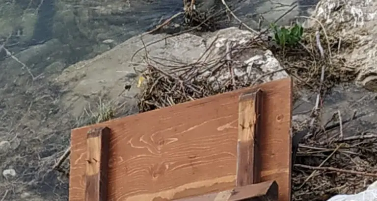 Rovereto, vandali gettano bidoni dei rifiuti e cartelli stradali nel Leno