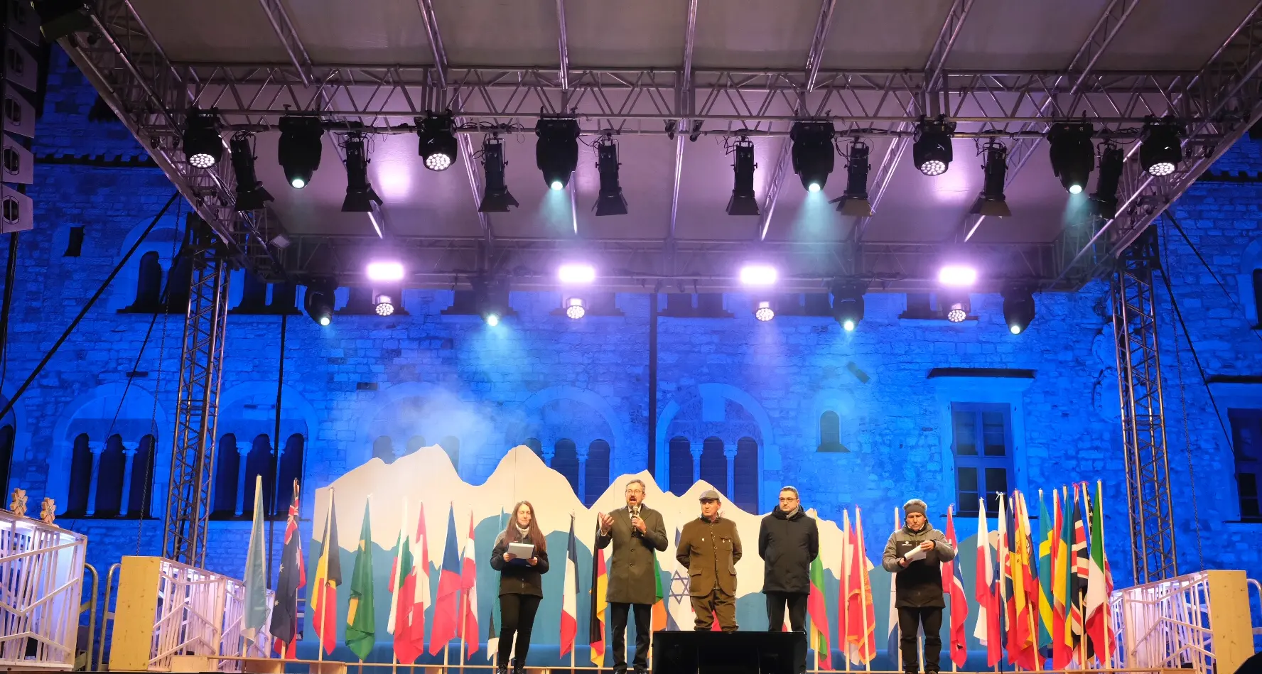 Festa in piazza Duomo per la Marcialonga numero 50. Ma gli ambientalisti protestano per la neve in città