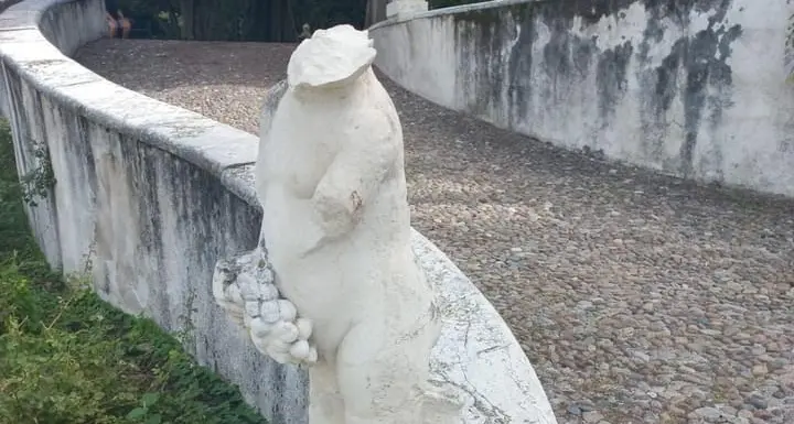 Vandali al parco di Villa Mersi: statua decapitata