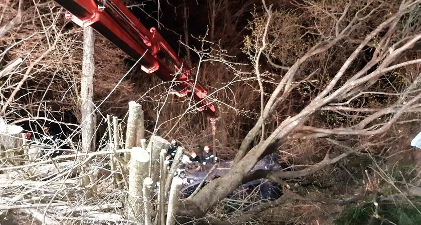 L’auto precipita nella scarpata, due giovani feriti a Telve