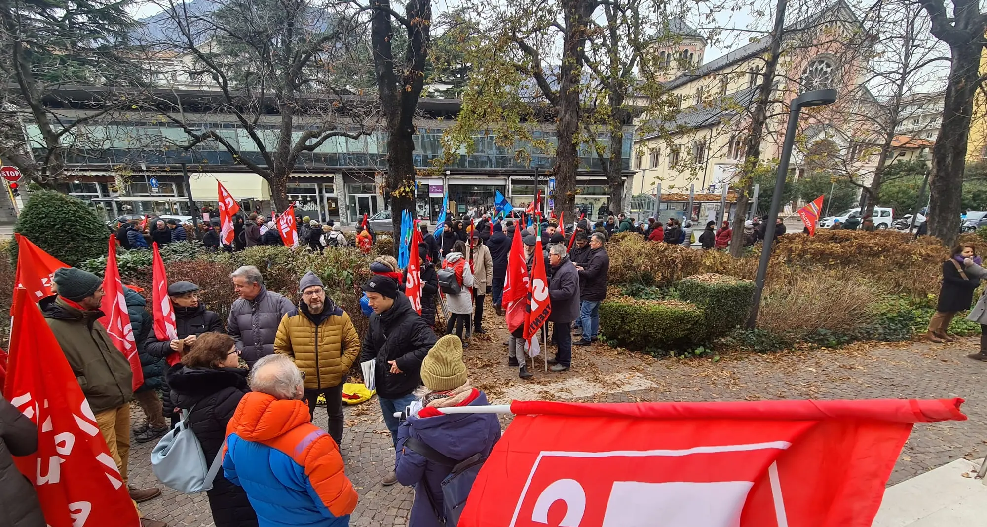 «Manovra iniqua che aiuta gli evasori», la protesta a Trento di Cgil e Uil