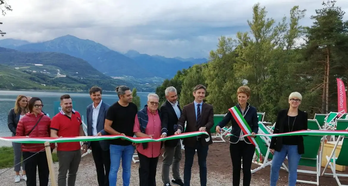 A Predaia c’è un nuovo parco sul lago con il chiosco vista fiordo