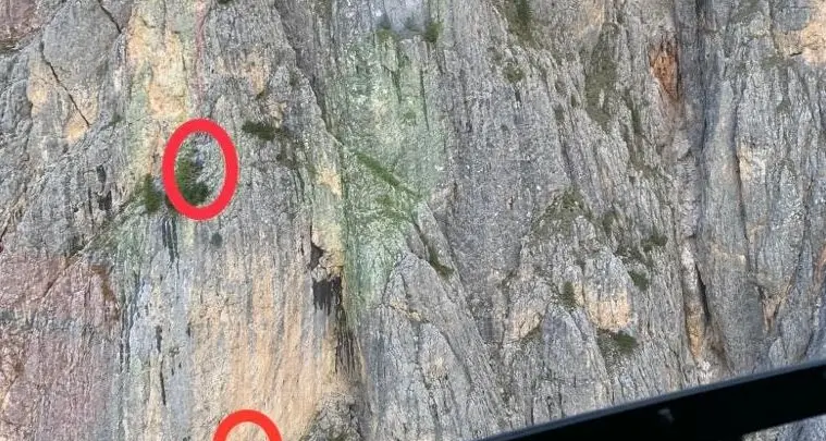 Alpinista resta sospesa nel vuoto a un centinaio di metri da terra