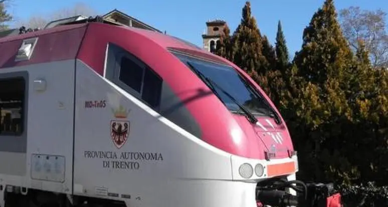 Ala, un treno investe e uccide un uomo