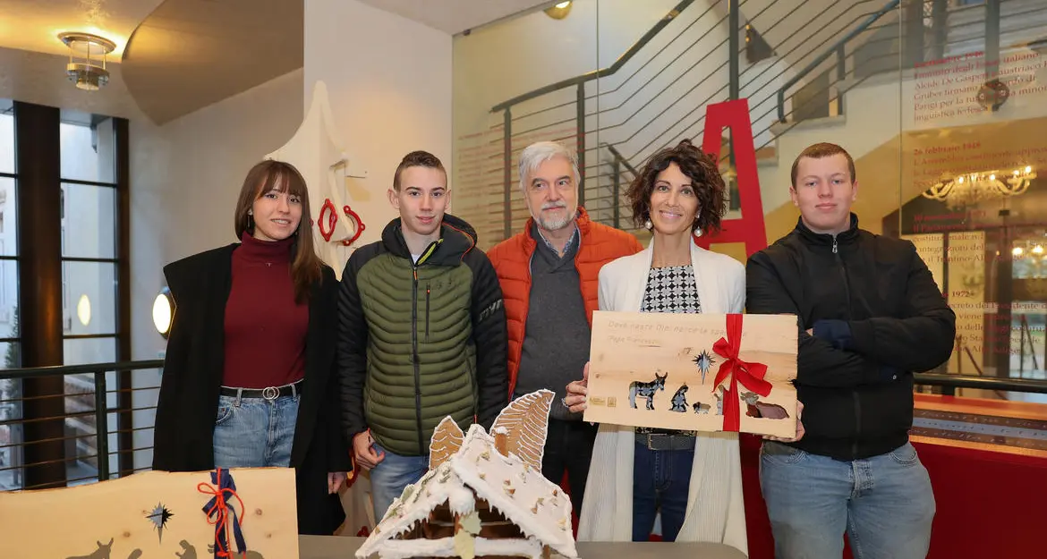 Tesero, dal legno sofferente per il bostrico un messaggio di auguri dai ragazzi del Centro di formazione professionale