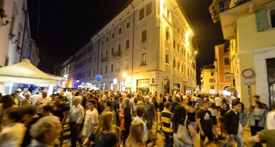 Magica Notte a Trento, negozi aperti fino alle 22. Si anima l’«uncino» di via Roggia Grande