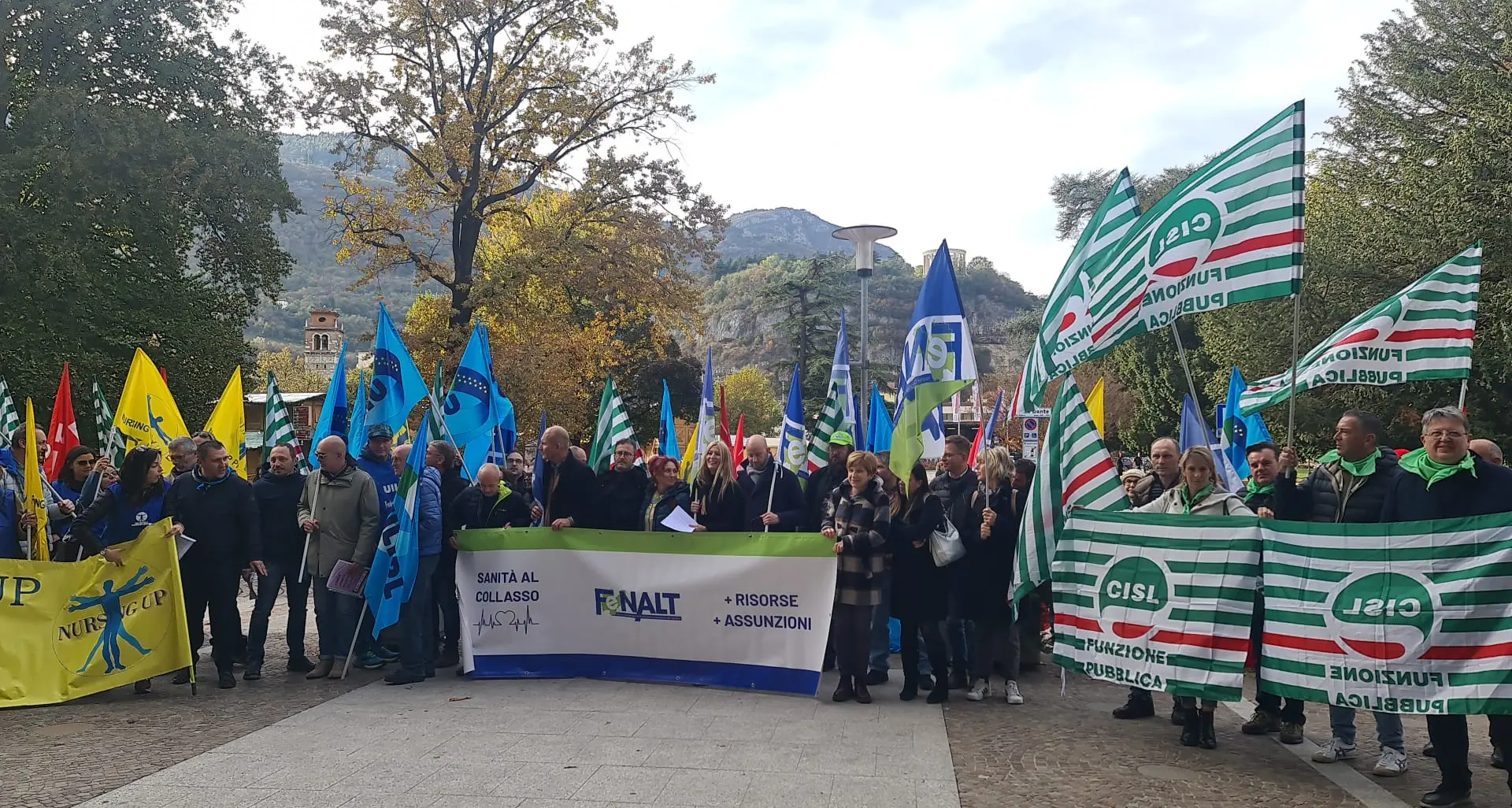 I sindacati in piazza: «Stipendi bassi, sanitari in fuga: ma per la giunta va tutto bene»