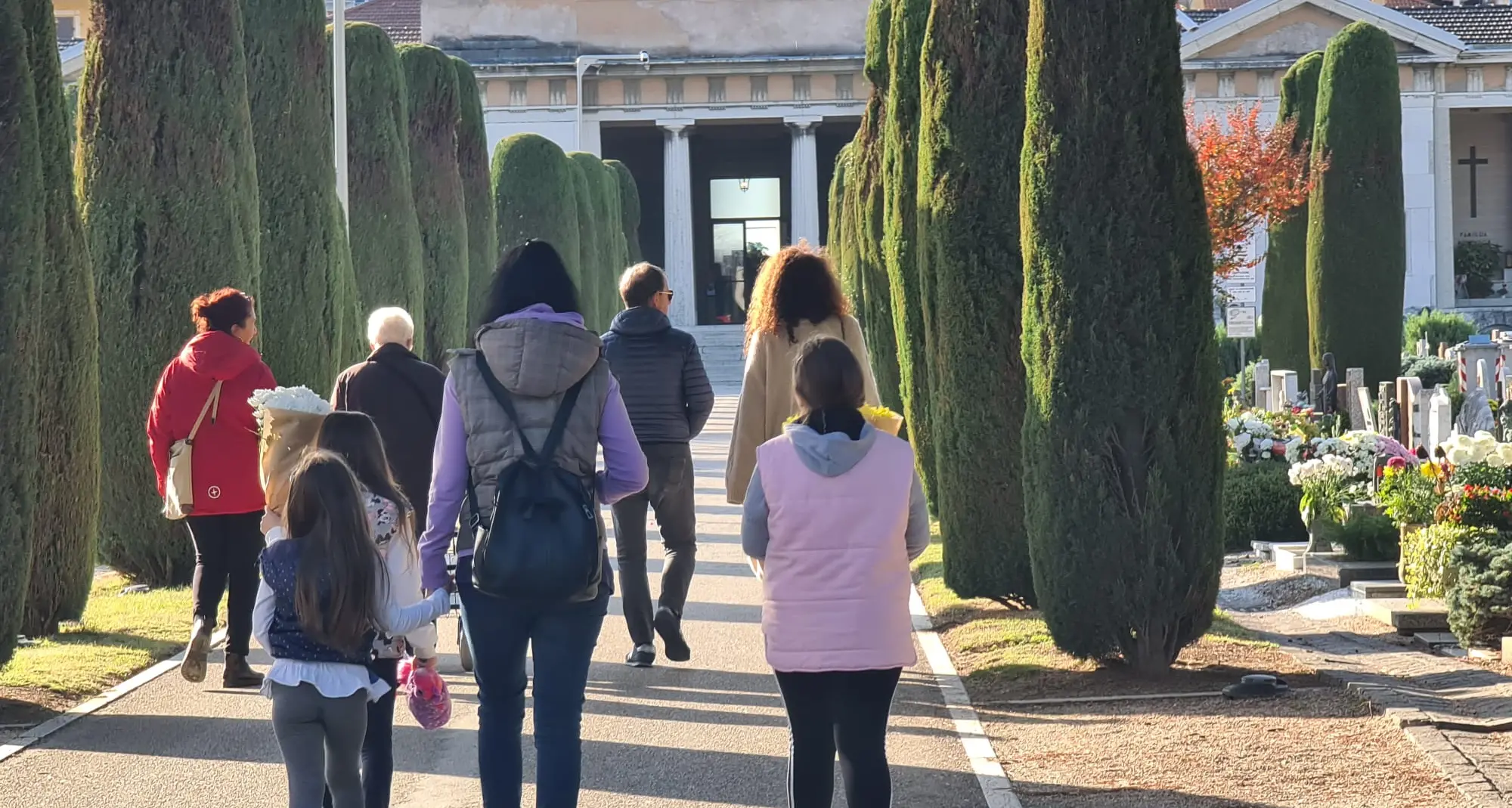 Le famiglie iniziano ad affluire al cimitero: tutte le messe a Trento e nei sobborghi