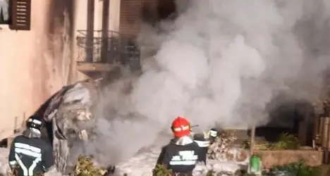 L’auto si schianta contro la casa e si incendia: incidente mortale a Sarnonico