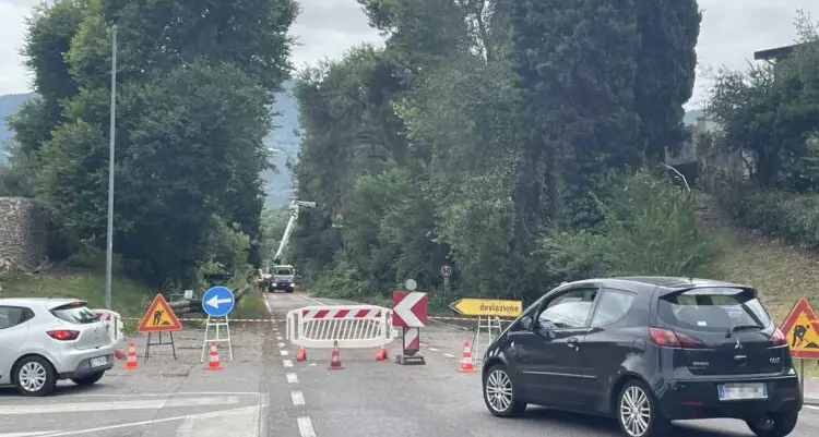 Notte di temporali, alberi caduti e allagamenti: Gardesana chiusa a Salò