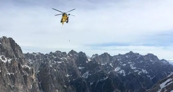 Studenti in bici fermati da mezzo metro di neve, volevano attraversare le Alpi: recuperati in elicottero