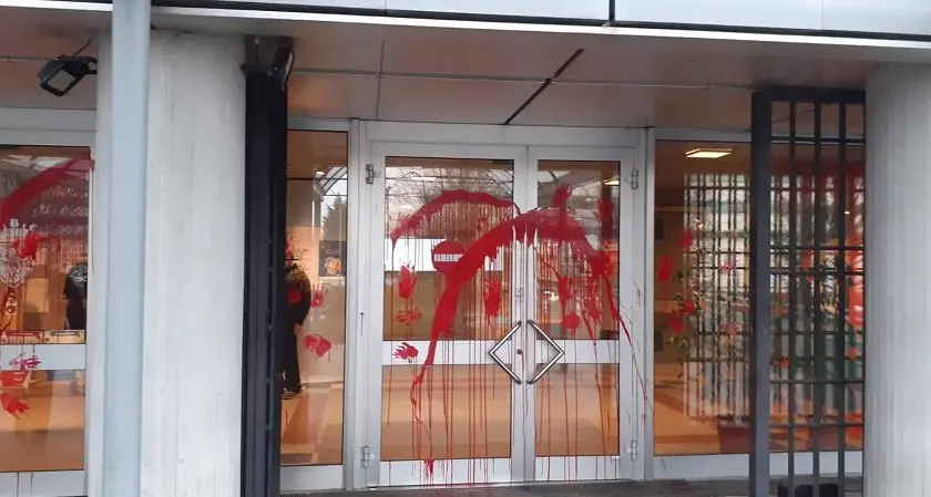 Trento, blitz al palazzo dell’istruzione: vernice sulle porta e la scritta per Lorenzo