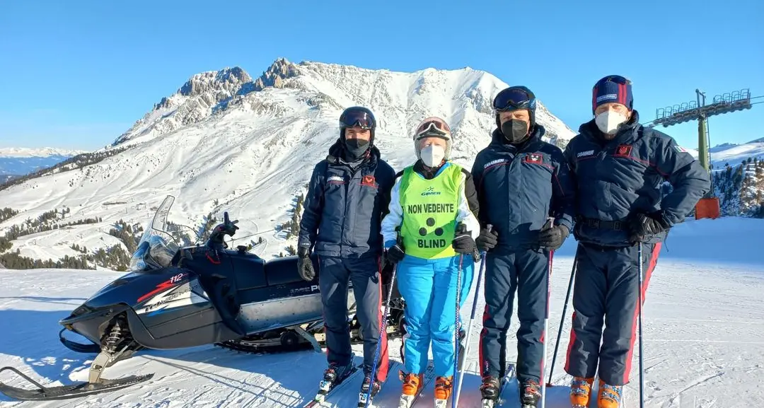 Sciatori non vedenti in pista a Tesero grazie ai carabinieri