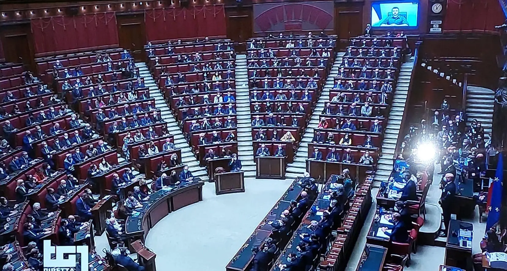 Zelensky al parlamento italiano: “La Russia sta distruggendo l’Ucraina perché vuole entrare in Europa”