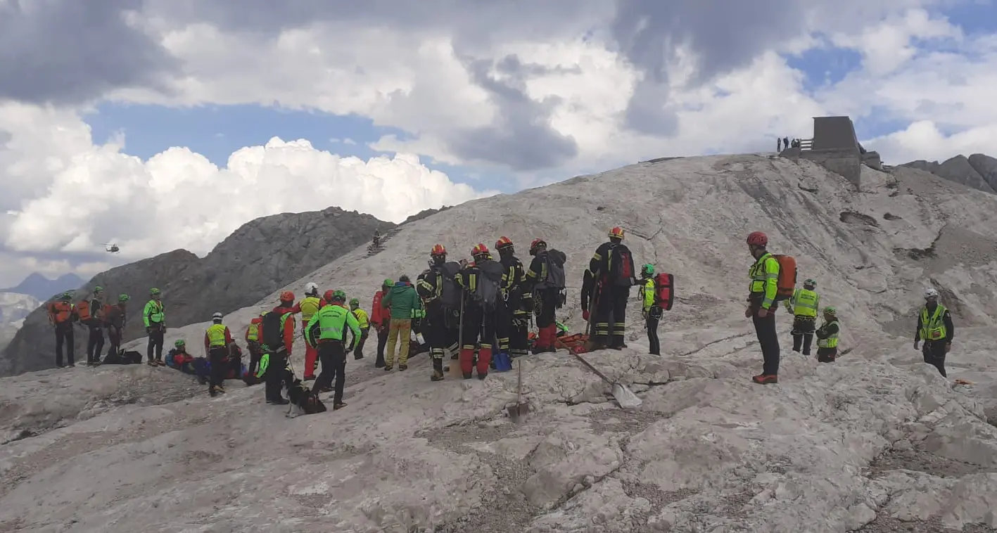 Il soccorritore: «E’ venuta giù la cima della montagna, scenario pazzesco». Gli alpinisti? «Attrezzati, non hanno colpe»