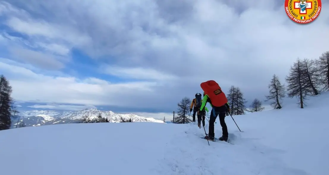 Scialpinista si infortuna sopra i laghi di Valbona a 2300 metri: troppo vento per l’elicottero, raggiunto dai soccorritori con gli sci
