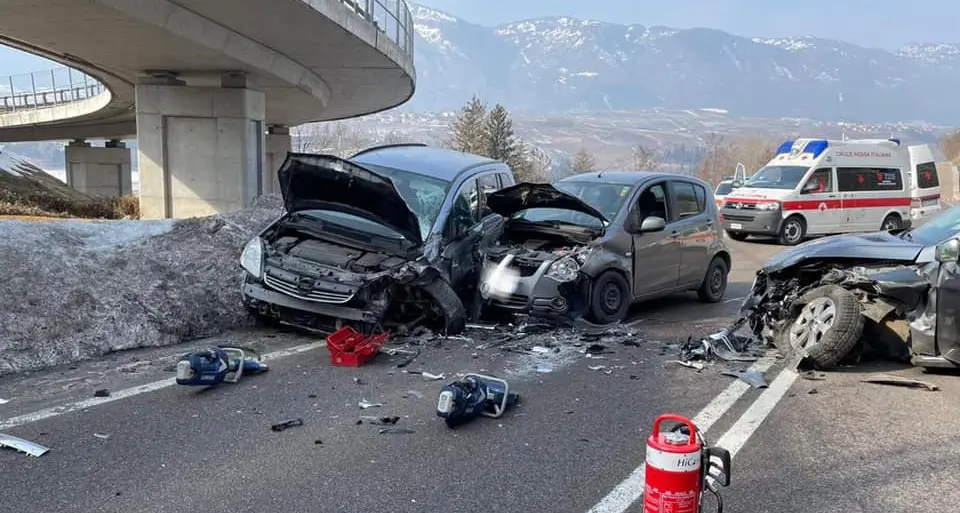 Incidente frontale a Taio, distrutte le due auto