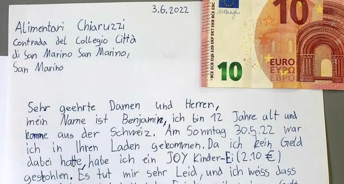 “Ho rubato l’ovetto Kinder”, ragazzino scrive al negoziante (nella busta di sono 10 euro)
