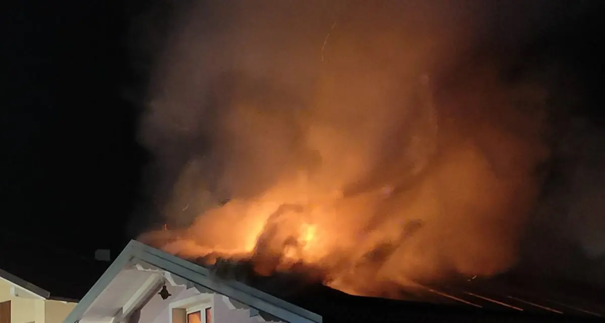 Incendio in una palazzina a Bosentino, due famiglie evacuate
