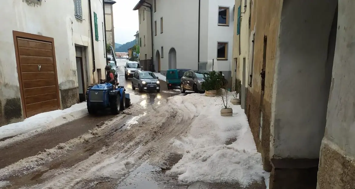 Grandinate, danni a viti e meleti: le immagini sono impressionanti