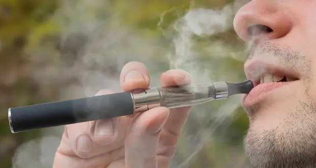 Boom di consumi, la Ue: stop alle sigarette elettroniche aromatizzate