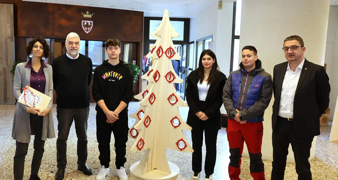 Blu Fiemme: il legno danneggiato dal bostrico diventa un albero di Natale