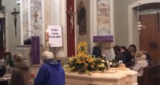 Due bare affiancate per l’ultimo saluto in chiesa a Viviana e Mauro