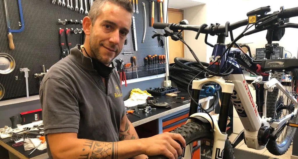 Raffaele, meccanico di bici: “Così mi sono reinventato a 40 anni”