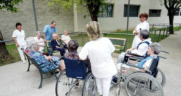 Rsa, si aggrava la carenza di personale: «Ora si chiamano anche le suore»
