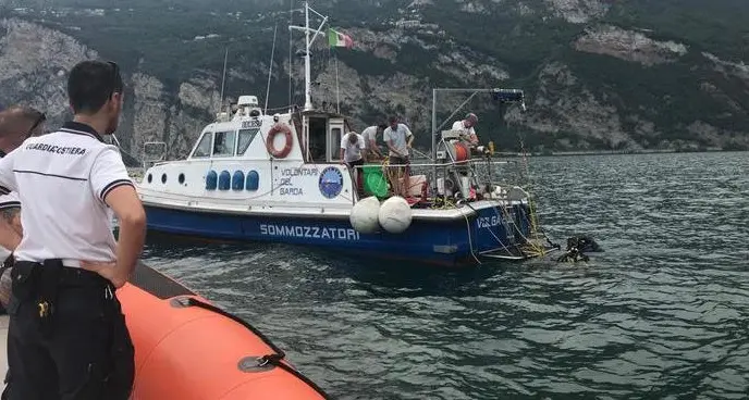 Sulla barca c’è il cadavere di un uomo: in corso le indagini dei carabinieri