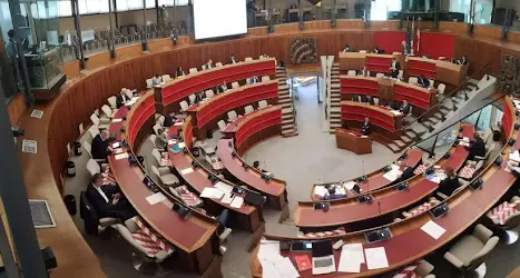 Scontro sulla doppia preferenza di genere, le minoranze abbandonano la commissione