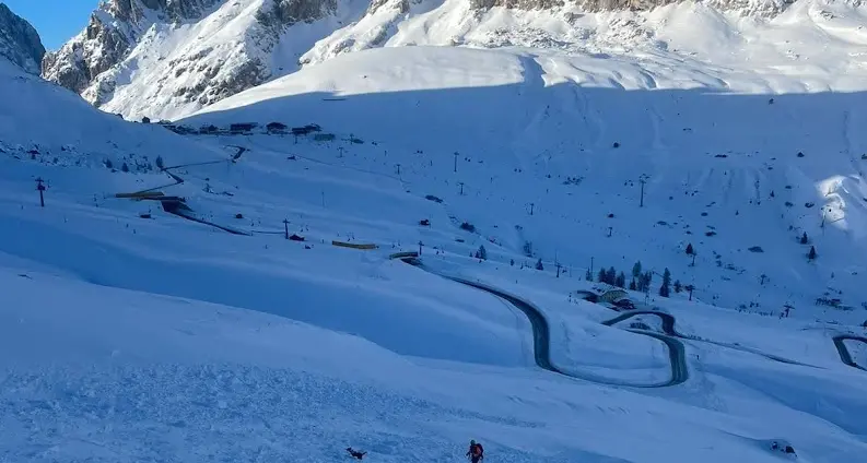 Canazei, rimane “a galla” mentre la valanga lo trascina a valle: salvo free rider di 25 anni