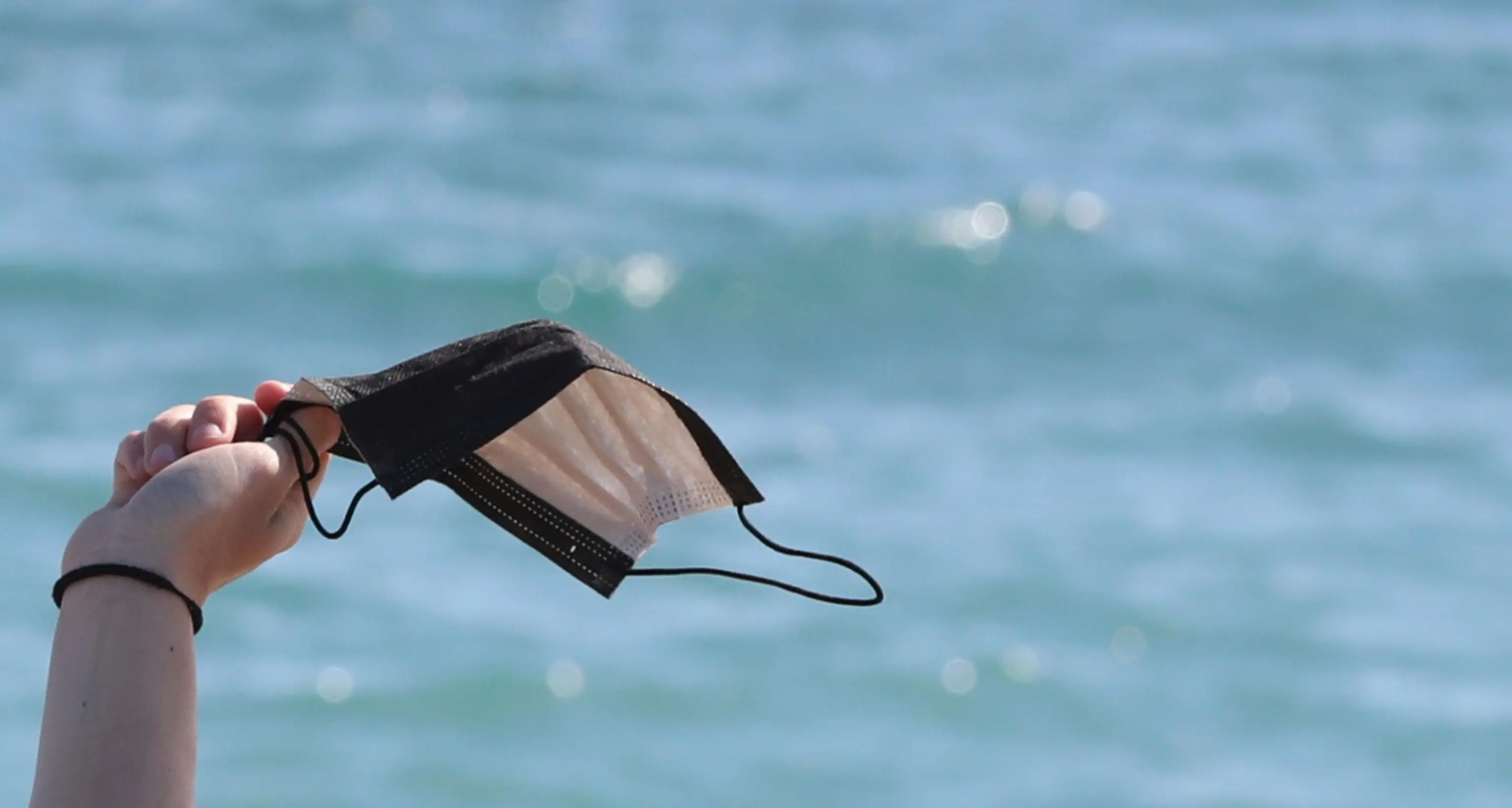 Covid e sbadati: la mascherina è l’oggetto più dimenticato in spiaggia