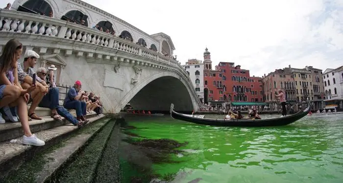 Chiazza verde fosforescente sul Canal Grande a Venezia: prelevati dei campioni d’acqua