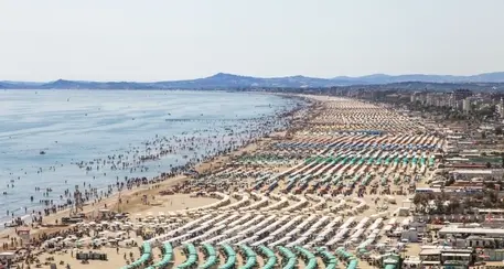 Albergo sull’Adriatico con 23 lavoratori irregolari: coinvolta anche una società trentina