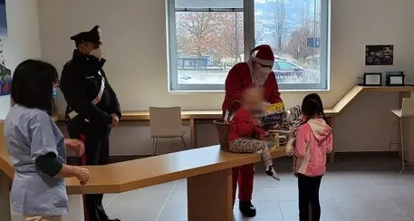 Al reparto di Protonterapia di Trento arriva Babbo Natale grazie ai Carabinieri