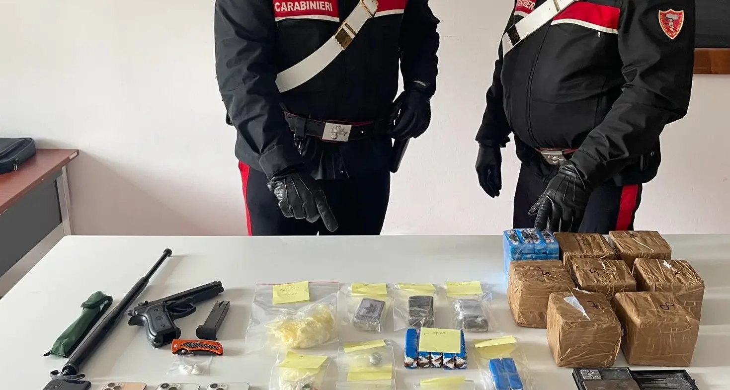 I carabinieri sequestrano 9 chili di droga a Cles, in manette tre albanesi