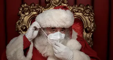 Covid, Babbo Natale positivo in visita nella casa di cura: 26 anziani morti