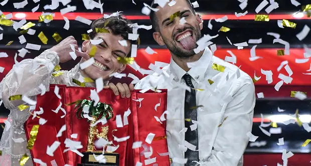 Sanremo 2022, Mahmood & Blanco vincono il Festival con il brano «Brividi»