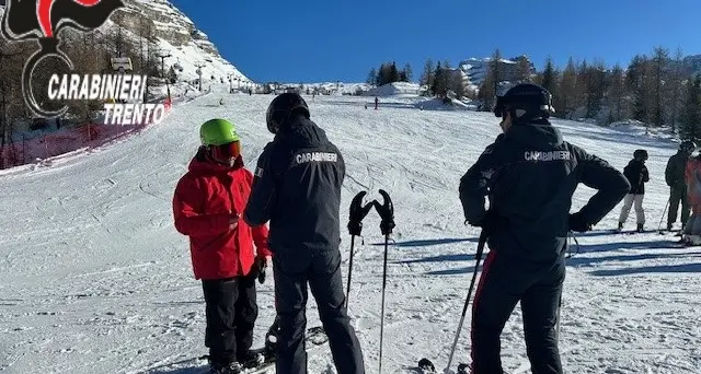 Scende su una nera vietata, sciatore in difficoltà: riportato a valle e multato