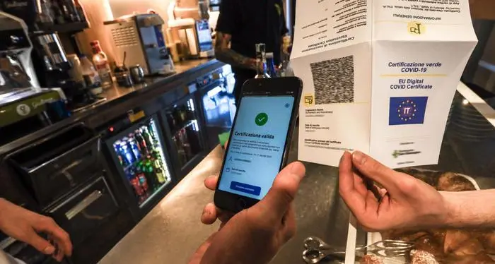 La barista le chiede il Green Pass: la lancia addosso il cappuccino