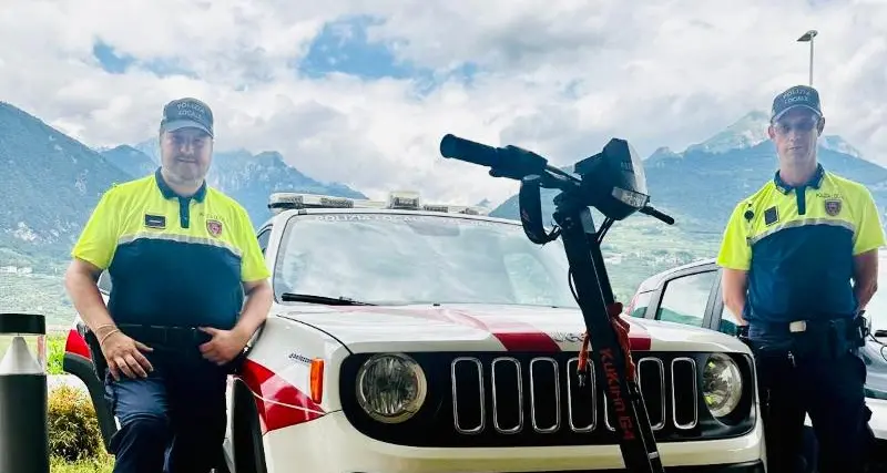 Torbole, dopo l’incidente la Polizia locale scopre monopattino truccato: poteva sfrecciare a 90 all’ora