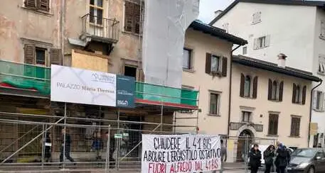 Cospito, striscioni anarchici affissi in centro a Trento
